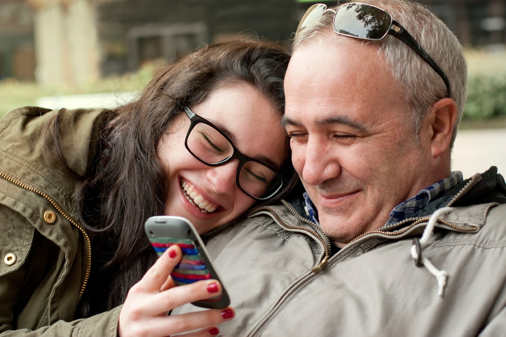 Father daughter. Отец и взрослая дочь. Фотосессия с папой взрослая дочь. Отец и дочь подросток. Отец и дочь подросток отношения.