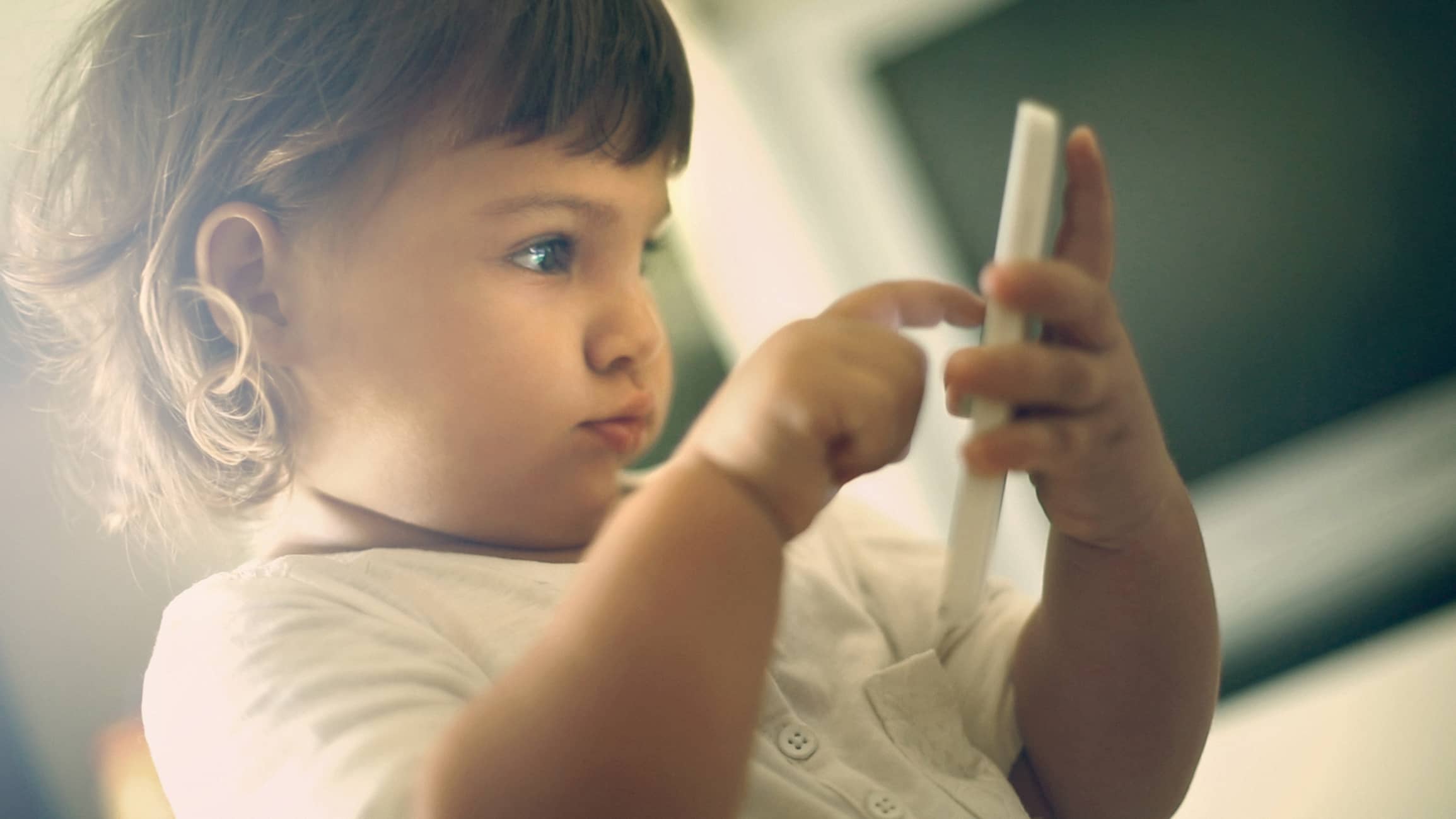 Toddler on a smartphone; do you know appropriate screen limits?