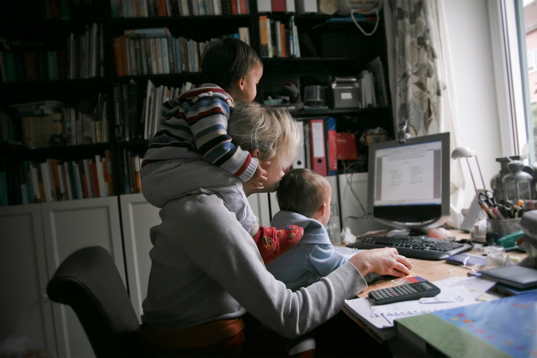 Увольнение одинокого родителя с ребенком. Родители и дети за компьютером. Компьютер для детей. Родители на удаленке. Мама на удаленке.