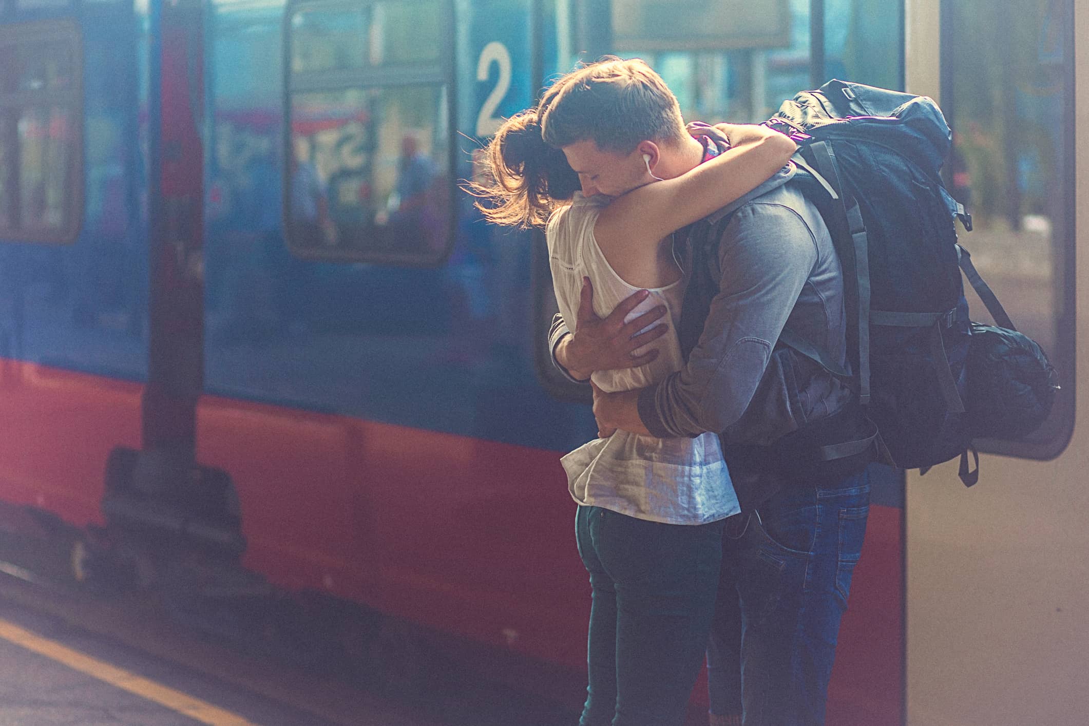 Поцелую на прощанье мы встретимся дома. Парень и девушка на вокзале. Встреча на вокзале. Обнимаются на вокзале. Встреча на вокзале влюбленных.