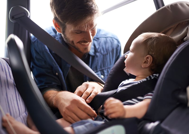 Parents car. Безопасность детей в автомобиле. Пристегнутый ребенок. Пристегивание детей в автомобиле. Ребенок пристегнут в кресле.