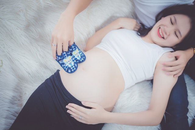 Using baby stuff for props in maternity photos