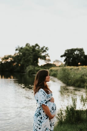 Pay attention to the lighting for maternity photos